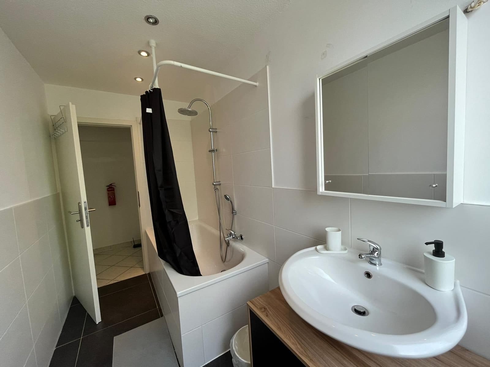 Modernes Badezimmer mit Badewanne und Dusche