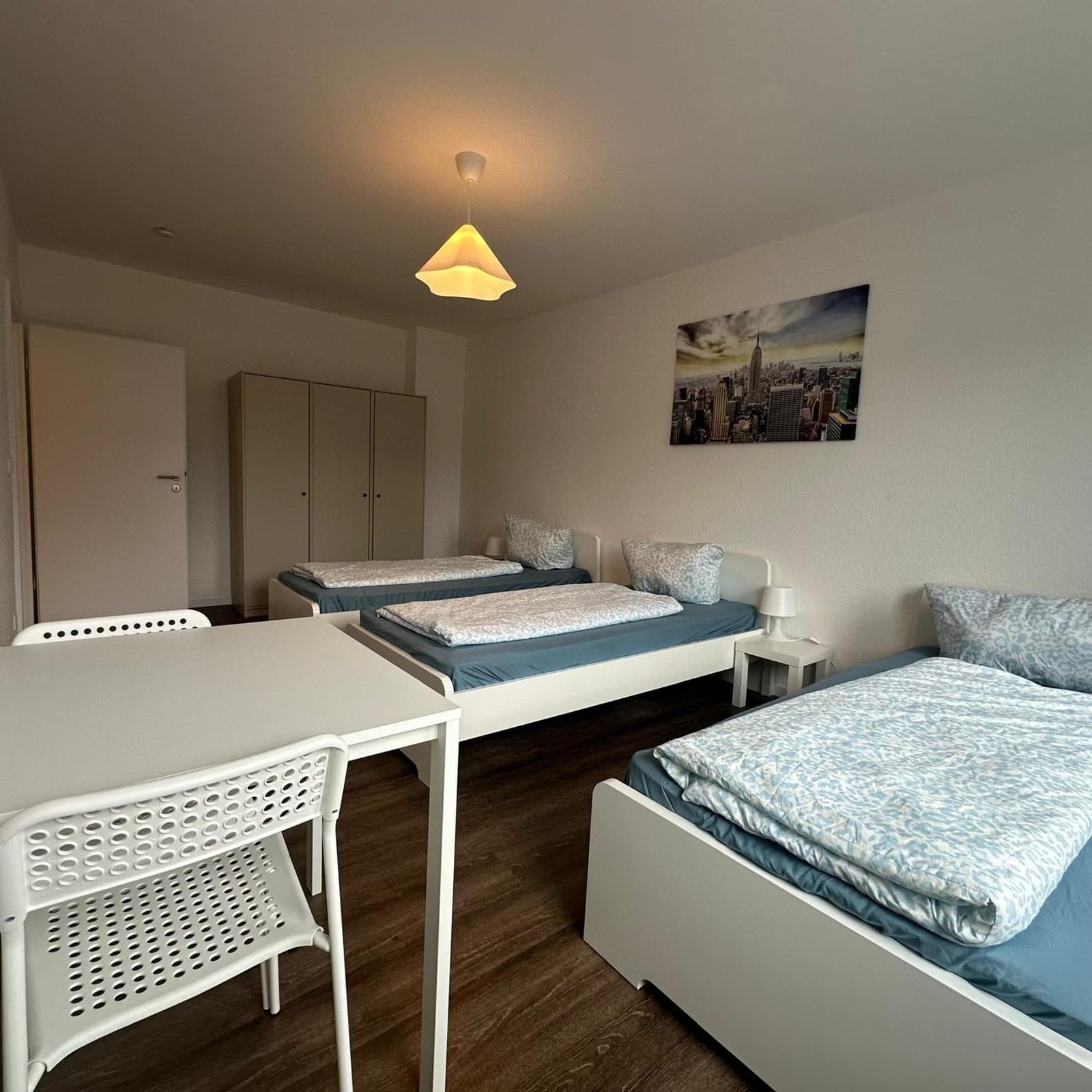 Geräumiges Dreibettzimmer mit drei Einzelbetten