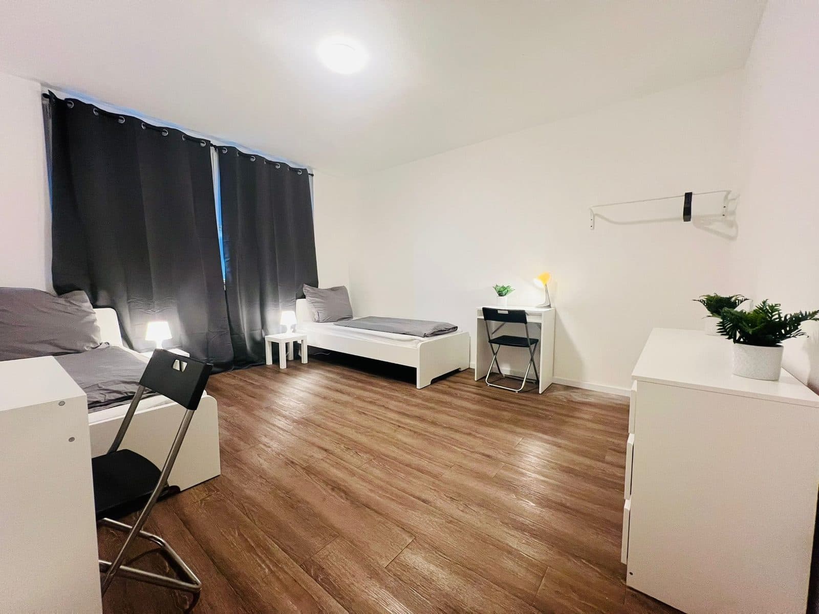 Zweibettzimmer mit Arbeitsplatz